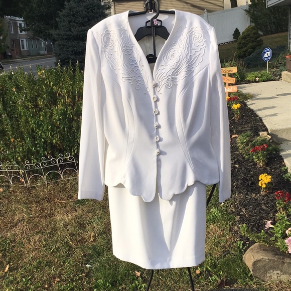 White skirt suit  and jacket - Picture 4 of 8